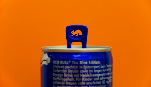 レッドブルとコーヒーのカフェイン含有量の違いについて どっちが多く含んでる？