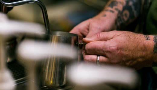 コーヒーのスチームミルクやフォームミルクの違いは？作り方や特徴について解説