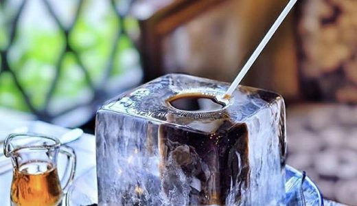 巨大氷の器に入ったアイスコーヒーが飲める店を一挙紹介！なぜ立方体のブロック氷カップに入ってるのか？なども解説